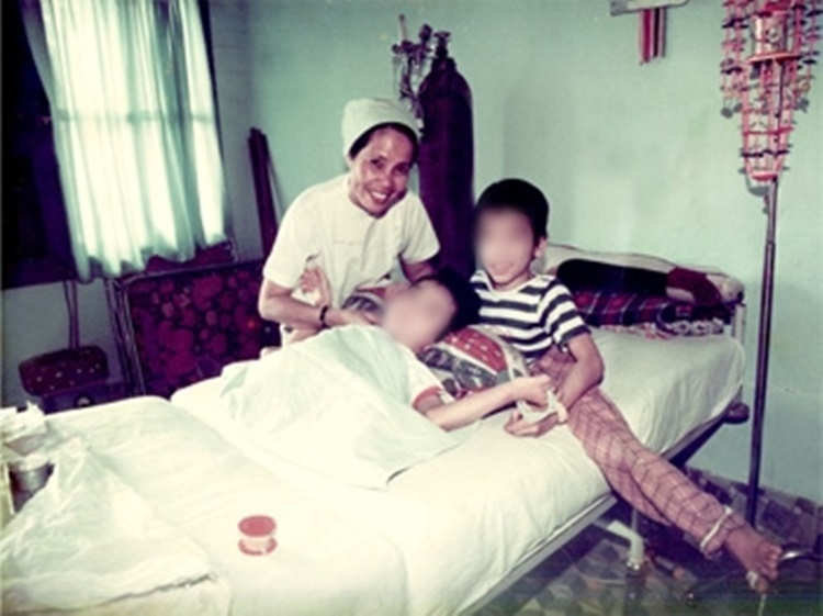  
Hai anh em sinh đôi chụp ảnh cùng GS.BS Nguyễn Ngọc Phượng sau ca phẫu thuật (Ảnh: BV Từ Dũ)