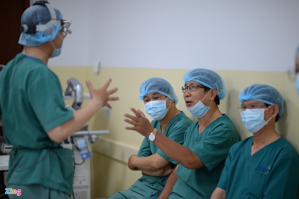  
Đội ngũ y bác sĩ thảo luận về ca phẫu thuật của 2 bé gái song sinh dính liền (Ảnh: Zing)