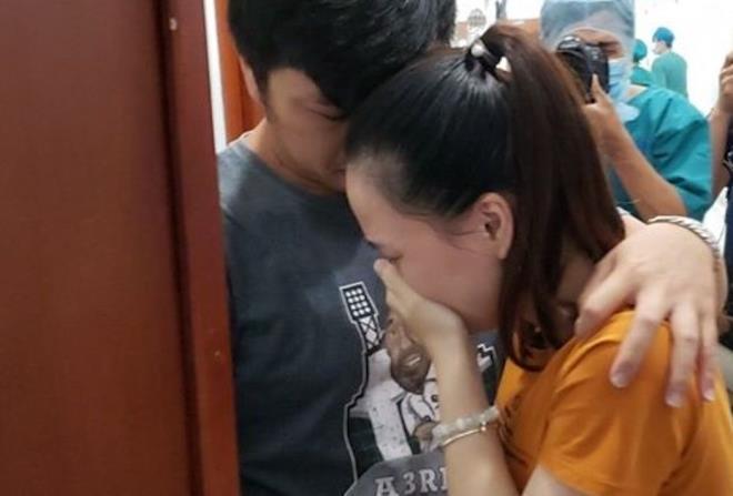  
Cha mẹ của 2 bé gái song sinh ôm nhau khóc bên ngoài phòng phẫu thuật (Ảnh: VTC News)