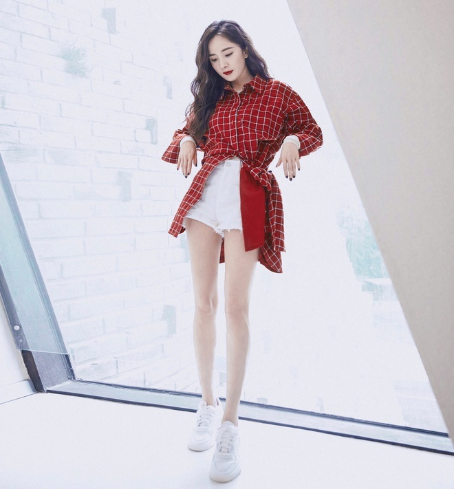  
Những bộ trang phục giản dị càng làm bật ưu điểm này của cô (Ảnh: Weibo)