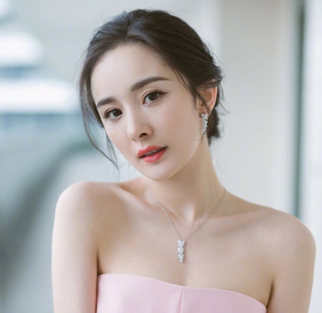  
Hiện nay cô là một trong những sao nữ nổi bật với phong cách thời trang đẹp mặt và ngoại hình trẻ trung (Ảnh: Weibo)