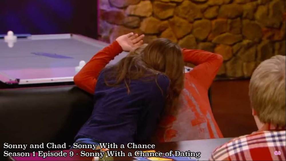  
Sonny trao cho Chad một nụ hôn bất đắc dĩ để không bị phát hiện nói dối (Ảnh: Chụp màn hình)