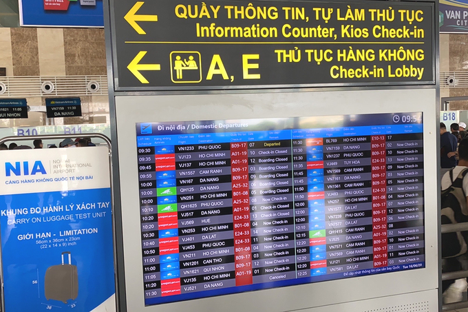  
Bảng điện tử hiển thị thông tin chuyến bay tại sân bay Nội Bài. (Ảnh: VnExpress)