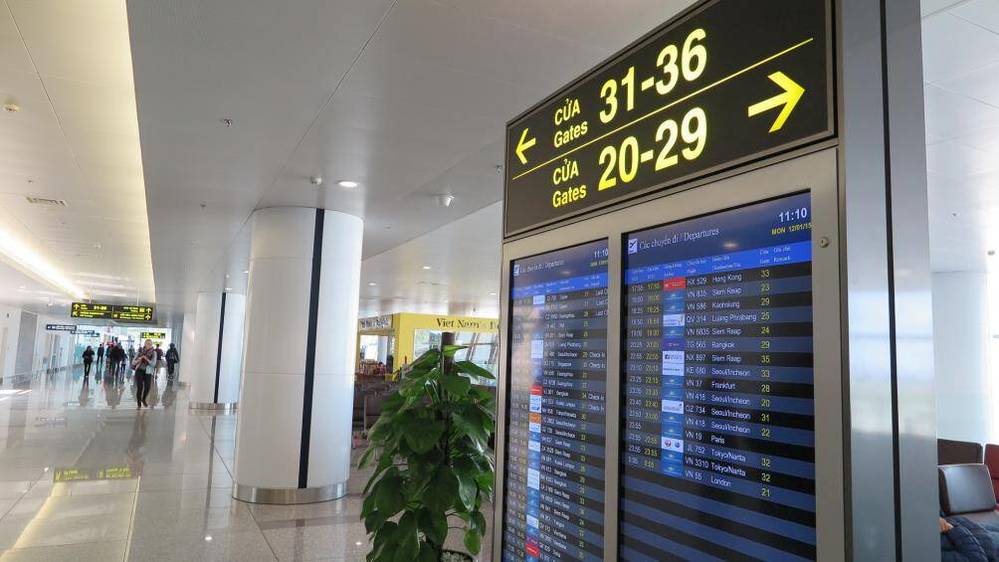  
Màn hình điện tử hiển thị đầy đủ lịch trình các chuyến bay tại sân bay Nội Bài. (Ảnh: Báo Giao Thông)