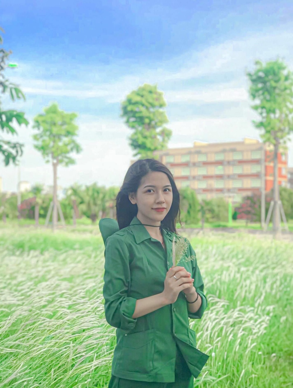  
Nguyễn Ngọc Mai - cô bạn nữ sinh trường ĐH Kinh tế Quốc dân với loạt khoảnh khắc nữ thần trong kỳ học quân sự. (Ảnh: FBNV)