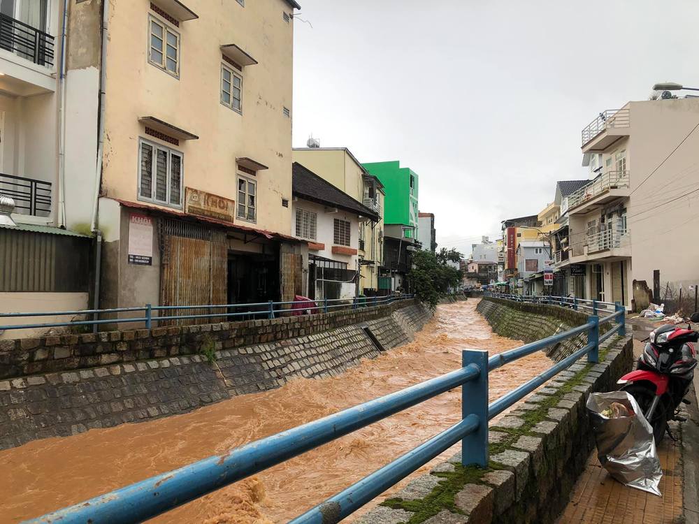  
Nước lũ chảy xiết khá nguy hiểm bên dưới con kênh cạnh đường Tô Ngọc Vân. (Ảnh: Amazing Đà Lạt).