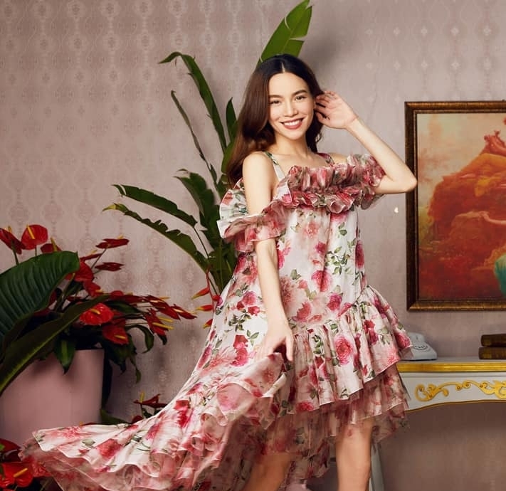  
Trước đó, bộ ảnh diện loạt đồ hoa trong BST một thương hiệu thời trang của Hồ Ngọc Hà cũng được quan tâm không kém, đây là bộ ảnh chỉn chu đầu tiên của ca sĩ sau xác nhận mang song thai. (Ảnh: FBNV)