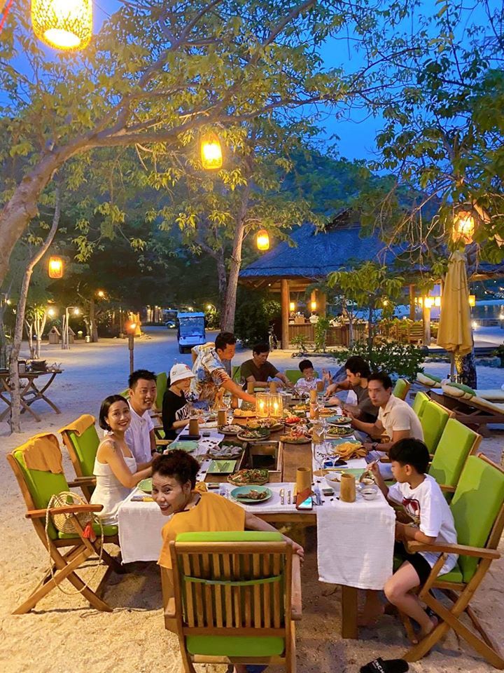  
Với không gian cực sang chảnh ở khu resort, mọi người đều thưởng thức món ăn ngon tại đây. (Ảnh: FBNV) - Tin sao Viet - Tin tuc sao Viet - Scandal sao Viet - Tin tuc cua Sao - Tin cua Sao