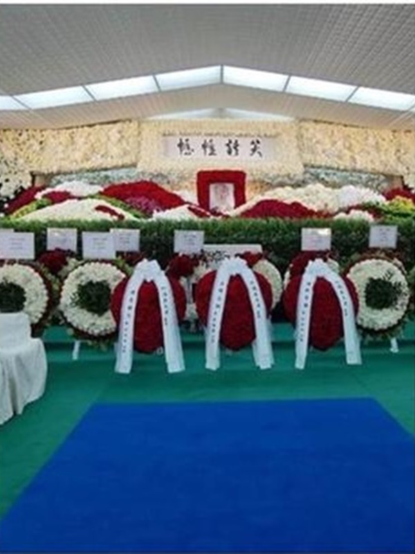  
Vòng hoa do ba người vợ của Hà Hồng Sân mang tới. (Ảnh: Sina)