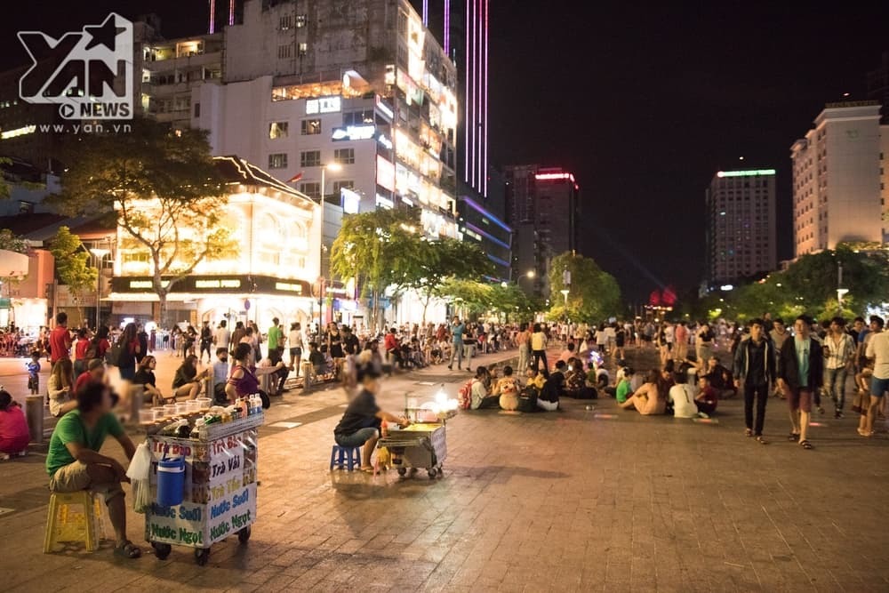  
Nhiều người kinh doanh đồ ăn, thức uống tại khu vực phố đi bộ Nguyễn Huệ (Ảnh: YAN)