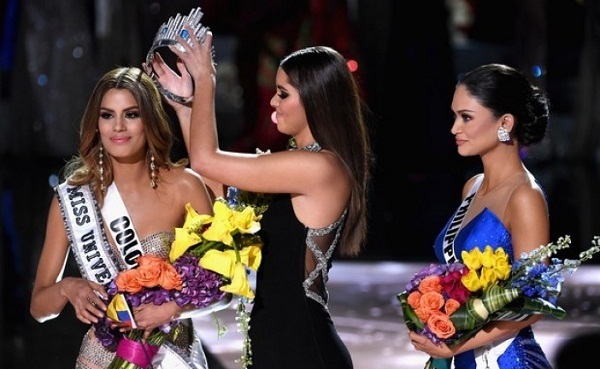  
Thật khó có thể quên màn công bố nhầm Hoa hậu đi vào lịch sử tại Miss Universe 2015. Ảnh: Pinterest