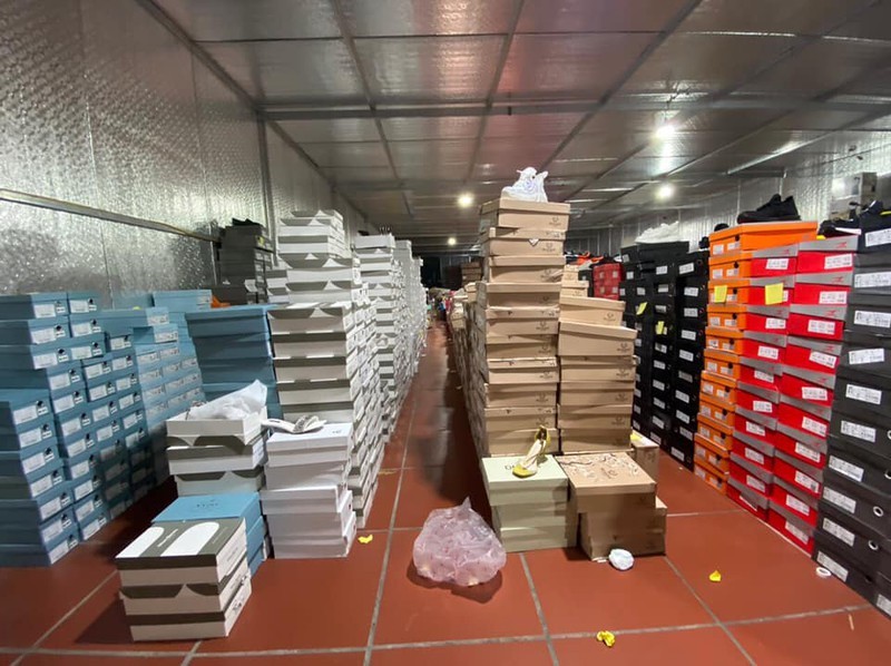  
Nhiều mặt hàng đóng hộp bên trong kho hàng khổng lồ (Ảnh: Người lao động)