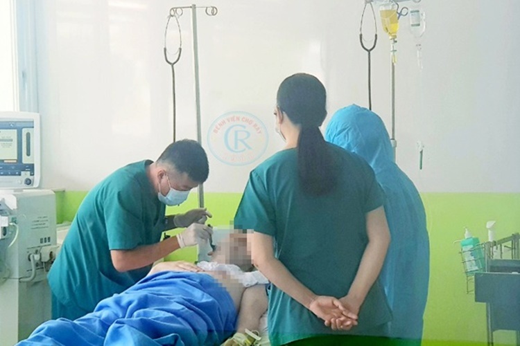  
Các bác sĩ tại bệnh viện chăm sóc sức khỏe cho bệnh nhân 91 (Ảnh: Zing)
