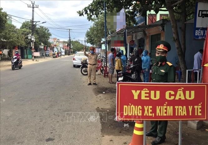 
Một chốt kiểm dịch trên tuyến đường ở Quảng Nam. (Ảnh: TTXVN)
