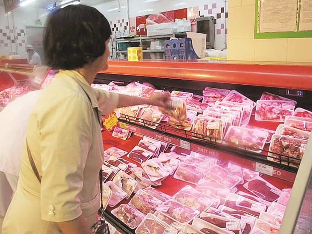  
Người tiêu dùng chọn mua thịt lợn trong siêu thị (Ảnh: Báo Hải quan)