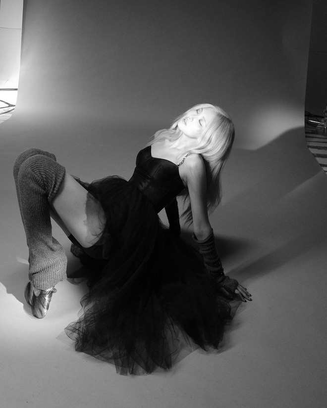  
Thành viên của BLACKPINK diện váy bồng và mang giày ballet. (Ảnh: Instagram).