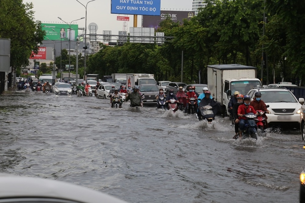  
Cơn mưa đầu giờ chiều tại TP.HCM gây ngập úng đường Nguyễn Hữu Cảnh. (Ảnh: 24h)