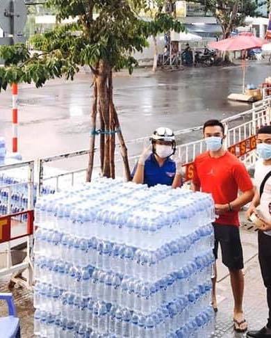  
Hàng ngàn chai nước được vận chuyển đến trước cổng Bệnh viện Đà Nẵng. (Ảnh: Hóng Express).