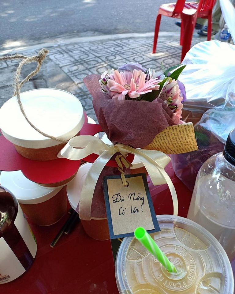  
Bó hoa cùng lời cổ vũ tinh thần dành cho lực lượng tham gia chống dịch tại Đà Nẵng. (Ảnh: Hóng Express).
