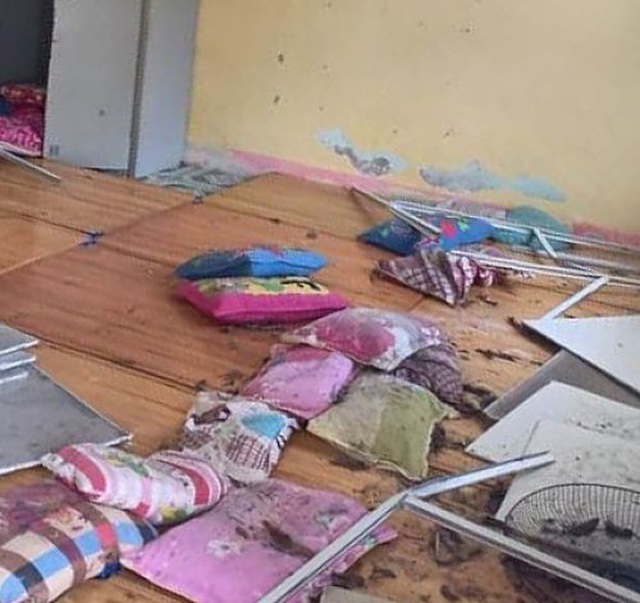  
Hình ảnh một lớp học ở Lai Châu bị sập trần sau trận động đất. (Ảnh: Dân Trí)