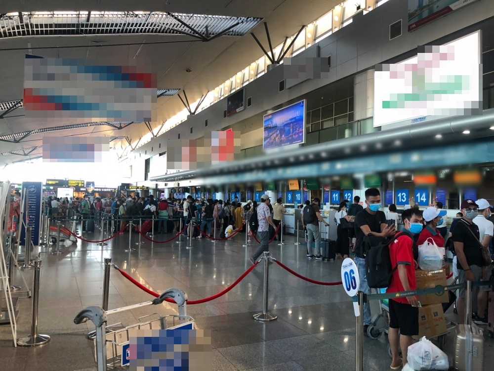  
Mọi người xếp hàng đợi làm thủ tục checkin tại sân bay Đà Nẵng. (Ảnh: Thời Đại)
