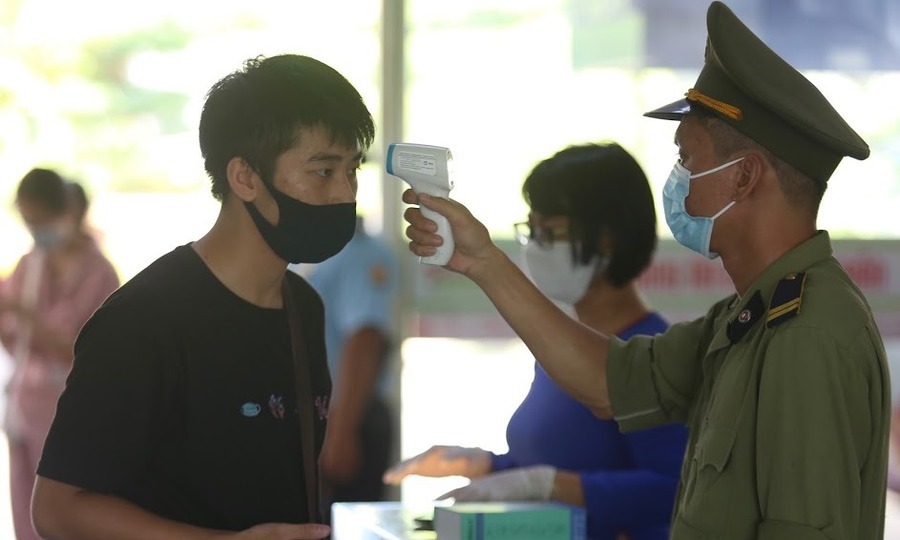  
Hành khách kiểm tra thân nhiệt tại sân bay Đà Nẵng. (Ảnh: VnExpress)