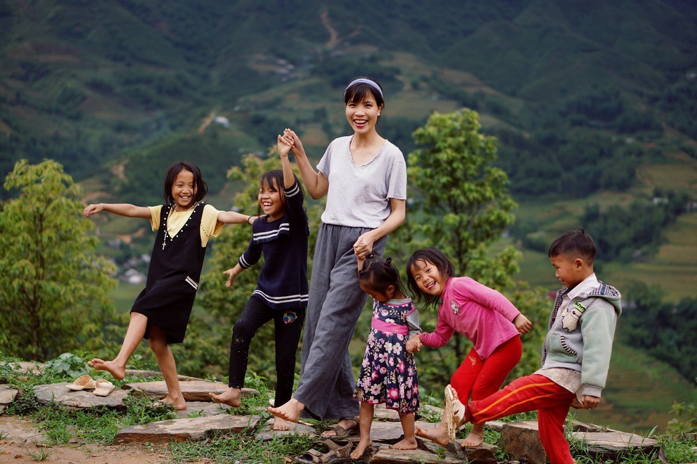Tâm An cùng những đứa trẻ trên bản làng - Ảnh SVVN Tiền Phong