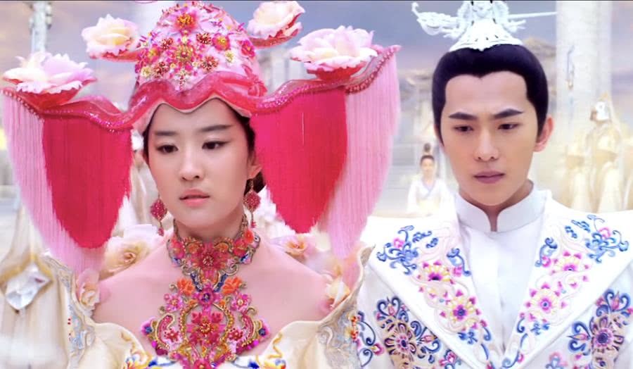  
Trang phục áo cưới "thảm họa" của Dương Dương và Lưu Diệc Phi trong Tam Sinh Tam Thế bản điện ảnh. (Ảnh: Weibo).