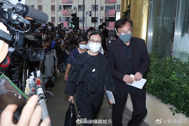 
Diễn viên Thành Long đến khá sớm trong buổi tiễn biệt. (Ảnh: Weibo)