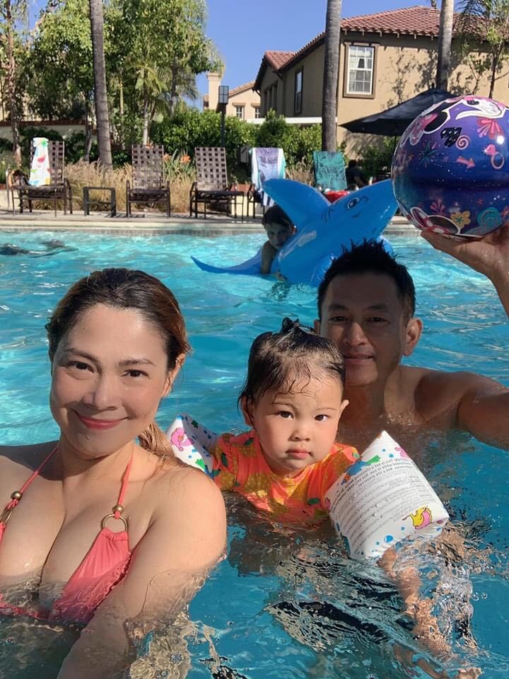 
Thanh Thảo thoải mái đi bơi cùng ông xã và con gái. (Ảnh: FBNV)