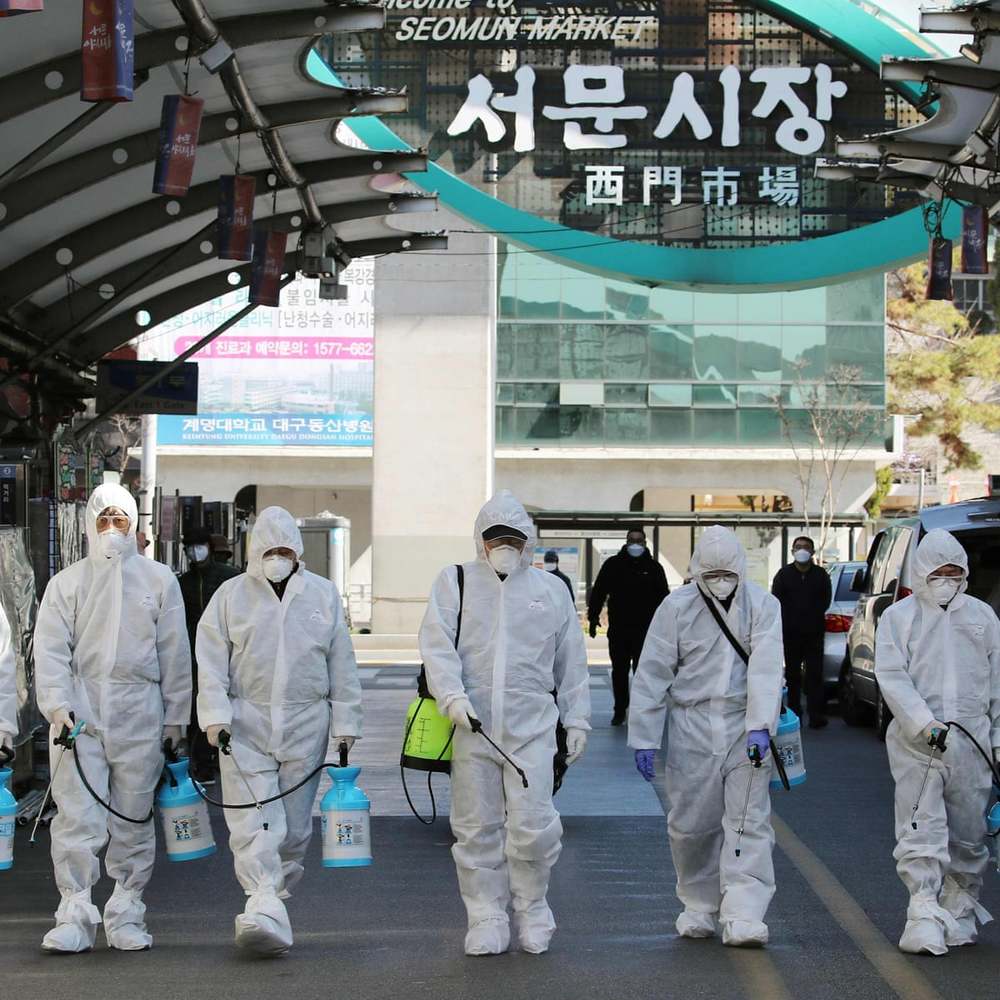  
Nhân viên y tế đang tiến hành xịt khử trùng tại một khu chợ ở Hàn Quốc. (Ảnh: The Guardian)