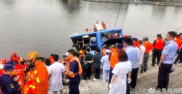  
Chiếc xe chở hàng chục học sinh lao xuống nước. (Ảnh: Weibo)