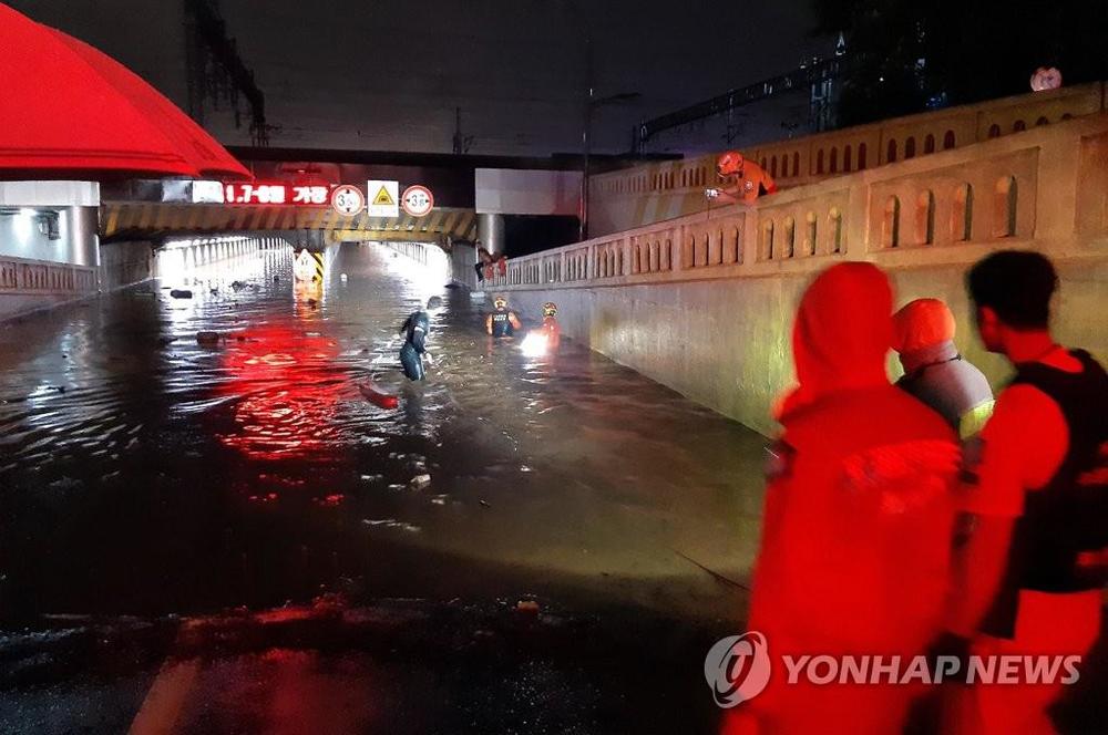  
Tuyến đường hầm tại thành phố Busan bị ngập nặng. (Ảnh: Yonhap)