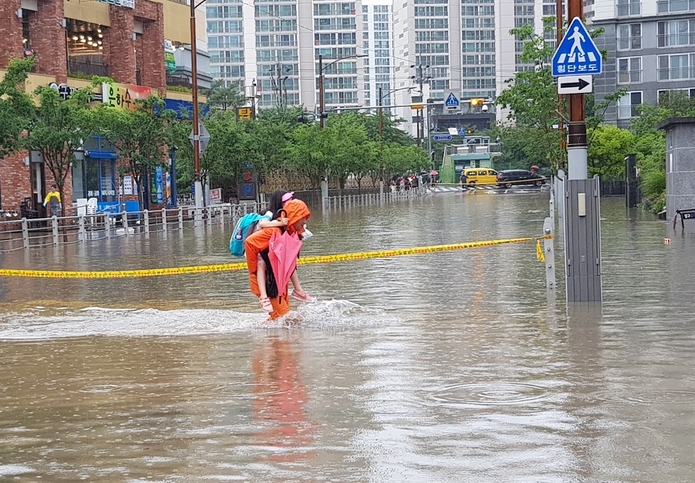  
Một con đường bị ngập nặng do mưa lớn tại Hàn Quốc. (Ảnh: Yonhap)