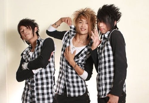  
Gu thời trang "khó cảm" của nhóm nhạc HKT năm nào. (Ảnh: FBNV)
