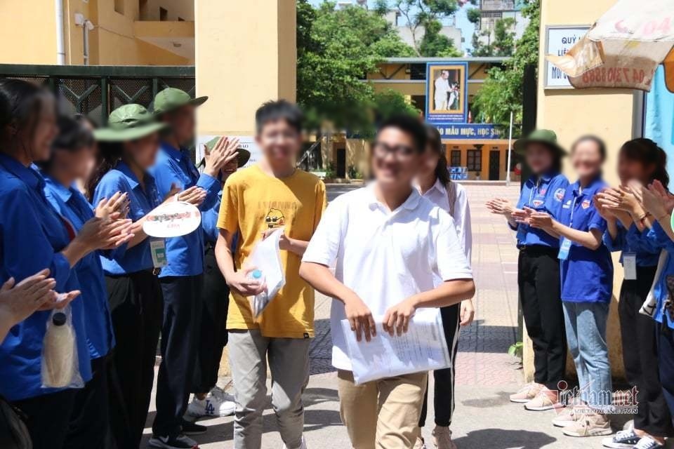  
Những học sinh đầu tiên bước ra khỏi một điểm thi tại Hà Nội. (Ảnh: Vietnamnet)