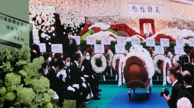  
Lần đầu tiên, đại gia tộc nhà họ Hà cùng nhau xuất hiện đầy đủ tại sự kiện nhưng trớ trêu thay đó lại là tang lễ của tỷ phú Hà Hồng Sân. (Ảnh: HK01) 