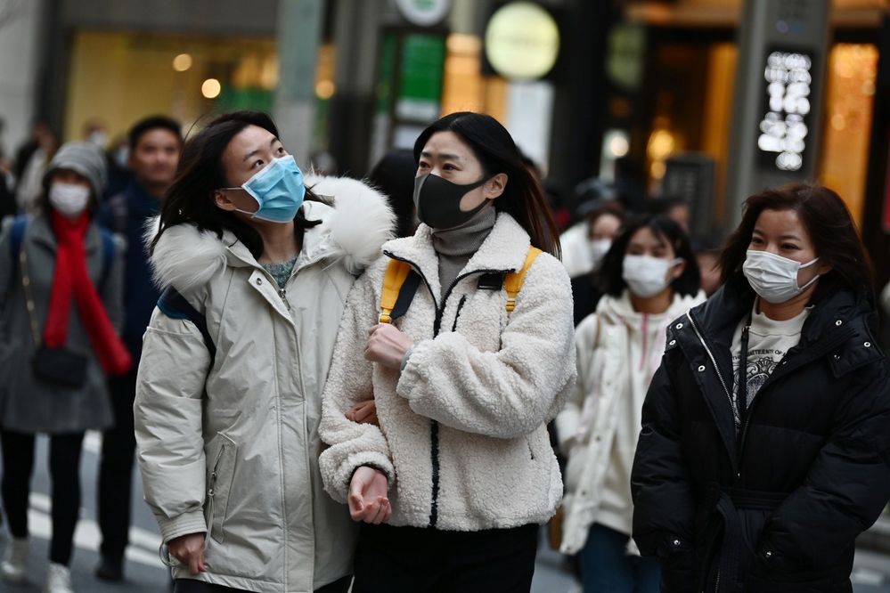  
Người dân Nhật Bản đeo khẩu trang phòng tránh Covid-19. (Ảnh: AFP)