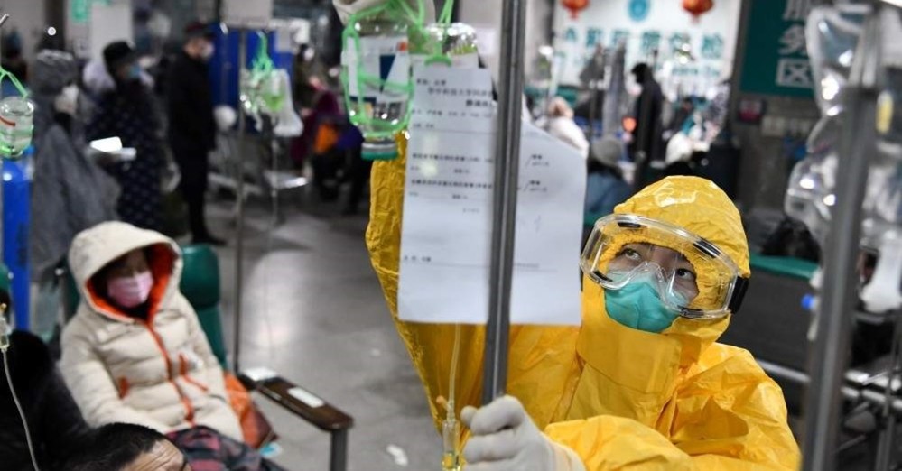  
Nhân viên y tế tại 1 bệnh viện ở Tokyo mặc đồ bảo hộ để phòng chống Covid-19 lây lan. (Ảnh: Twitter)