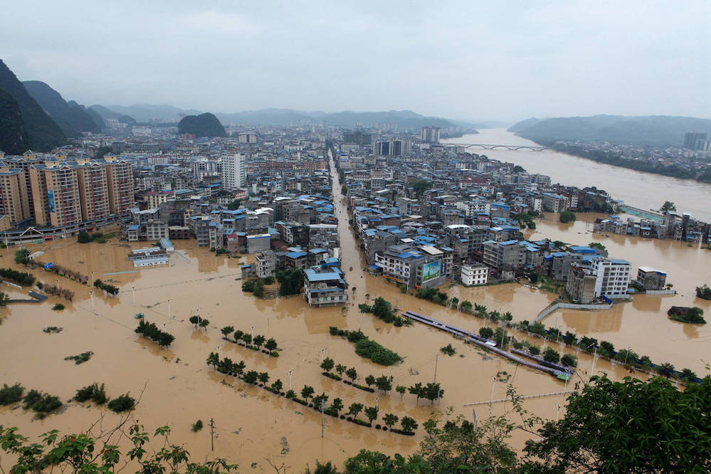  
Một thành phố ven sông Dương Tử bị mưa lũ nhấn chìm. (Ảnh: EPA)