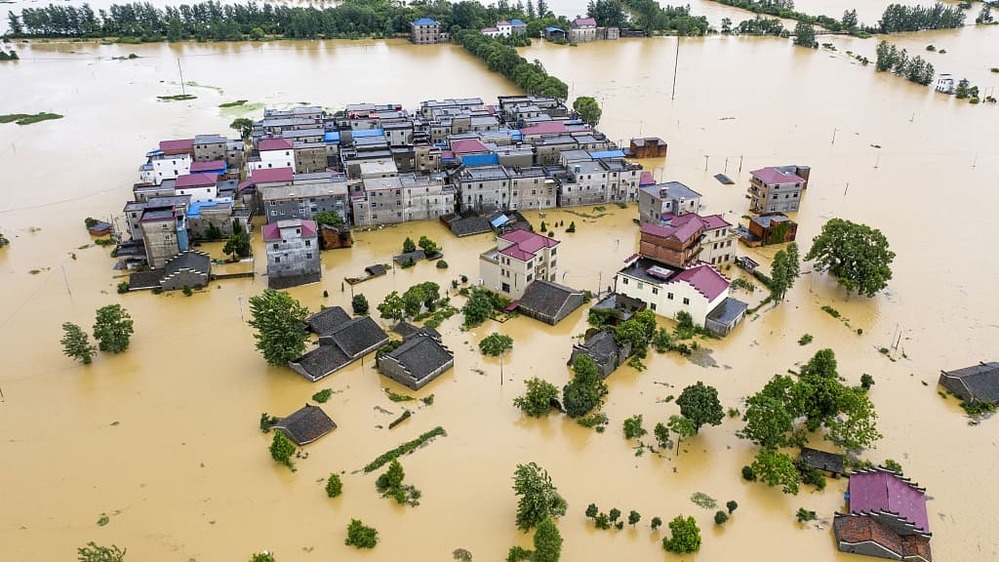  
Ngôi làng ở thành phố Cửu Giang, phía đông tỉnh Giang Tây của Trung Quốc chìm trong biển nước. (Ảnh: CGTN)