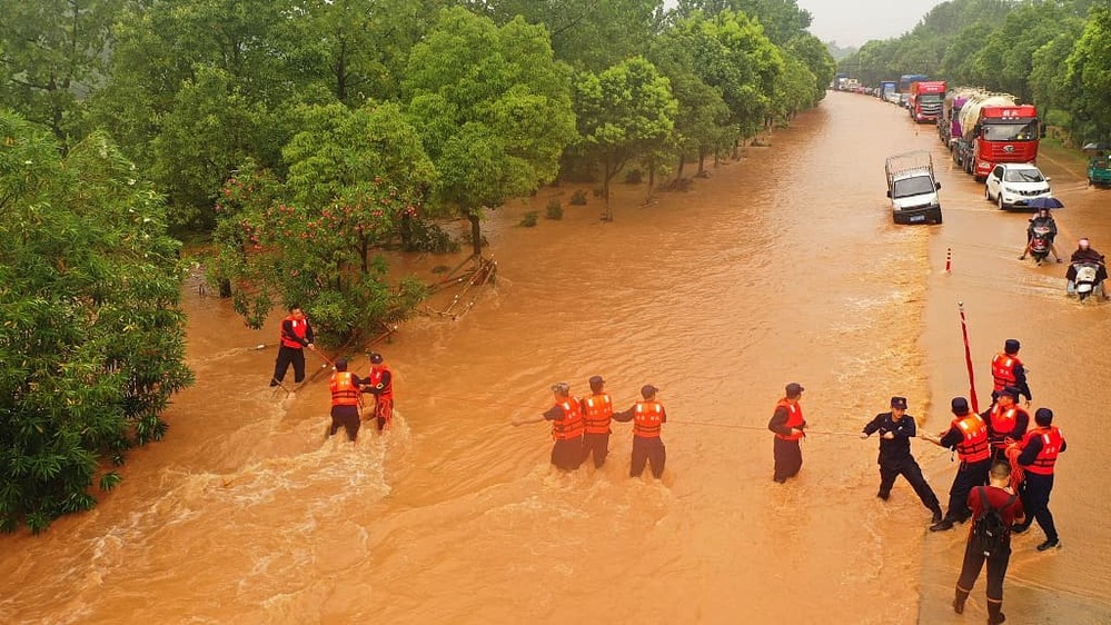 
Lực lượng cứu hộ ở Trung Quốc đang gia cố một con đập lớn ở tỉnh Giang Tây. (Ảnh: CGTN)