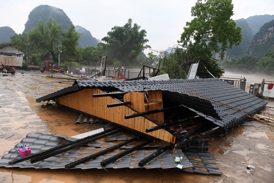  
Một ngôi nhà bị đánh sập sau cơn mưa lũ (Ảnh: Tân Hoa Xã)