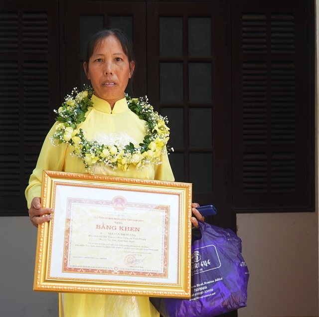  
Cô Nguyễn Thị Hương được nêu gương tiêu biểu vì những đóng góp cho xã hội. (Ảnh: Beat VN)