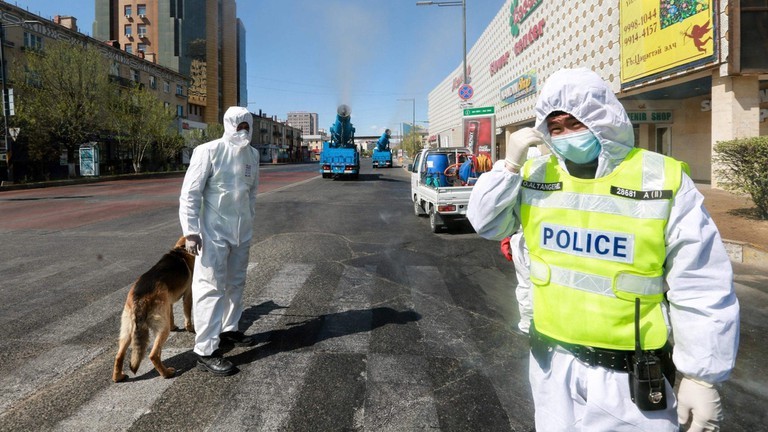 Nhân viên y tế trang bị bảo hộ làm việc trên đường phố (Ảnh: AFP)