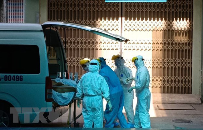  
Bệnh nhân mắc Covid-19 được chuyển đến Bệnh viện Đà Nẵng điều trị (Ảnh: TTXVN)