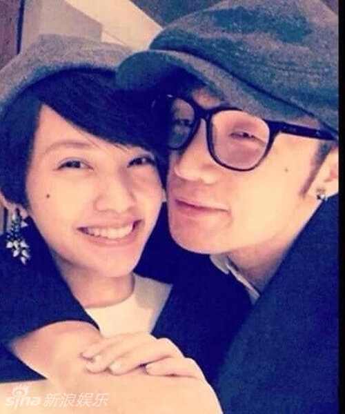  
Dương Thừa Lâm - Lý Vinh Hạo được xem là cặp đôi vợ chồng nghệ sĩ hạnh phúc nổi tiếng của showbiz Đài Loan. (Ảnh: Weibo)