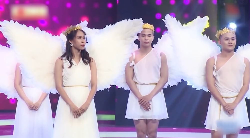  
Các vũ công đã mặc bộ cánh thiên thần - thiết kế cuối cùng của NTK Ken Nguyễn trước khi anh qua đời. Ảnh: Chụp màn hình