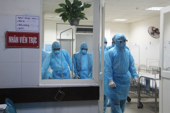  
Nhân viên y tế mặc đồ bảo hộ trong khu cách ly (Ảnh: Báo Sài Gòn Giải Phóng)