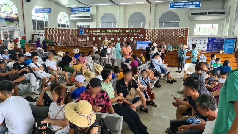  
Du khách ngồi chờ tại khu vực cảng tàu du lịch Tuần Châu (Ảnh: Thanh Niên)